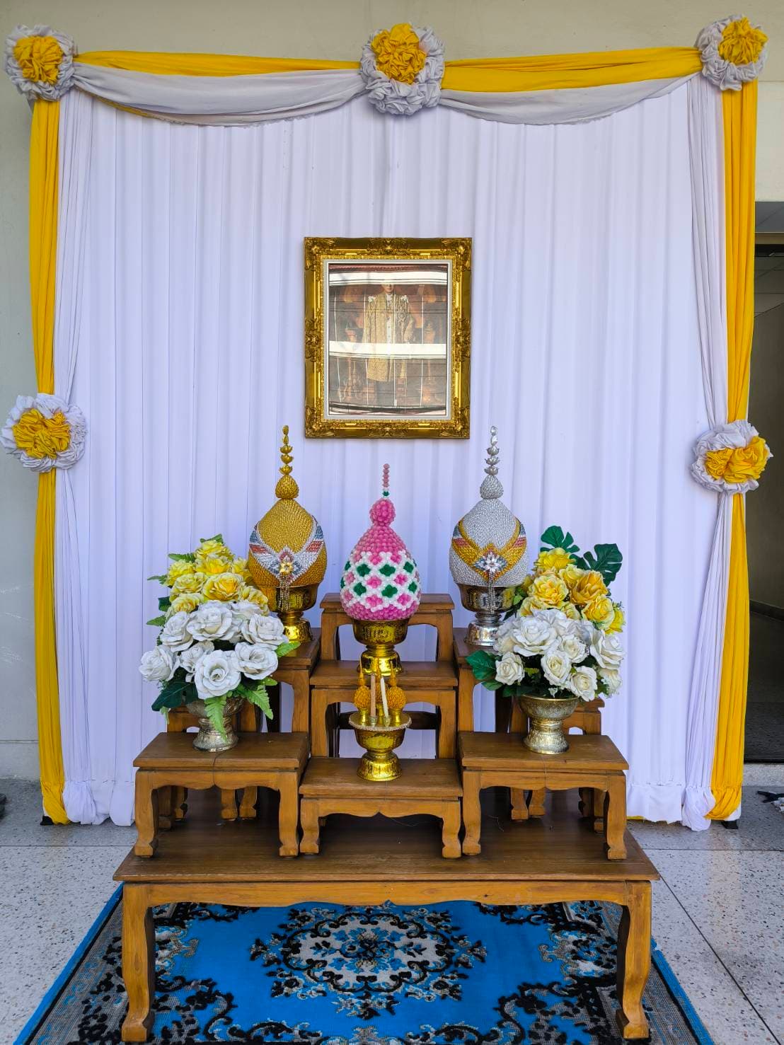 ศสข. 9 (นครสวรรค์) ดำเนินการจัดโต๊ะหมู่ประดิษฐานพระบรมฉายาลักษณ์ พระบาทสมเด็จพระบรมชนกาธิเบศร มหาภูมิพลอดุลยเดชมหาราช บรมนาถบพิตร พร้อมเครื่องราชสักการะ เนื่องในวันนวมินทรมหาราช บริเวณอาคารสำนักงาน